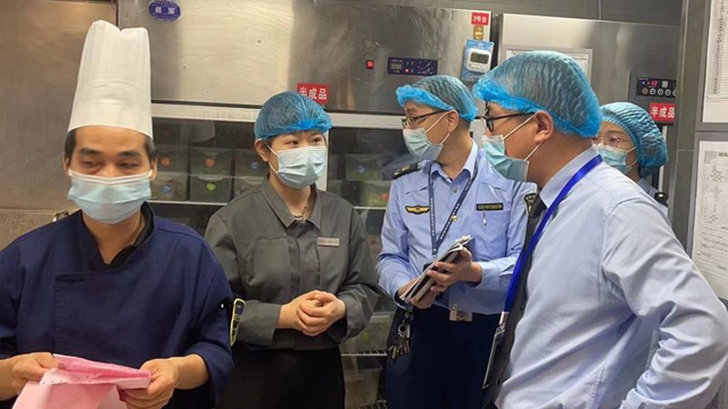 在购买散装蜜饯果干时，可以通过以下方法辨别品质：